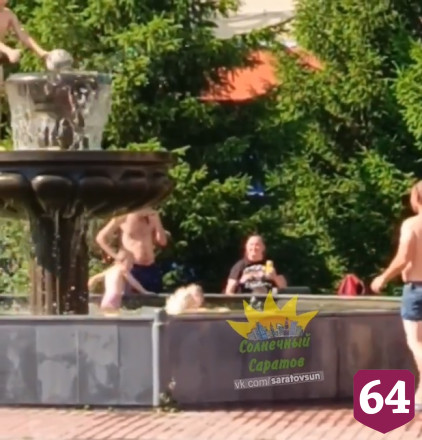 В Саратове дети играли в мяч и купались в фонтане